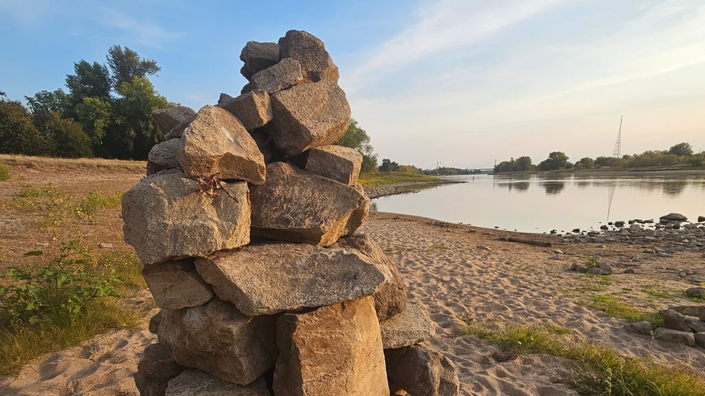 Blick auf ein Steintürmchen an der Elbe in Magdeburg.