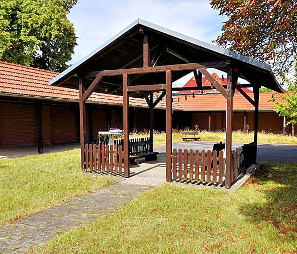 Die „Festburg“ im Innenhof der Gebäude am Dorfgemeinschaftshaus in Köthens Ortsteil Löbnitz an der Linde.