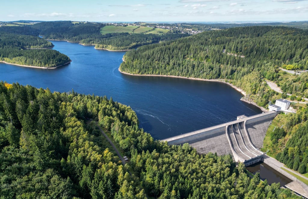 Blick über die Talsperre Eibenstock im Erzgebirge. Hier wird seit 35 Jahren der Waldumbau forciert.