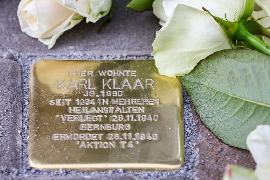 In Thüringen gibt es immer wieder Angriffe auf Stolpersteine. Sie werden etwa mit Farbe besprüht oder zerkratzt. (Archivbild)
