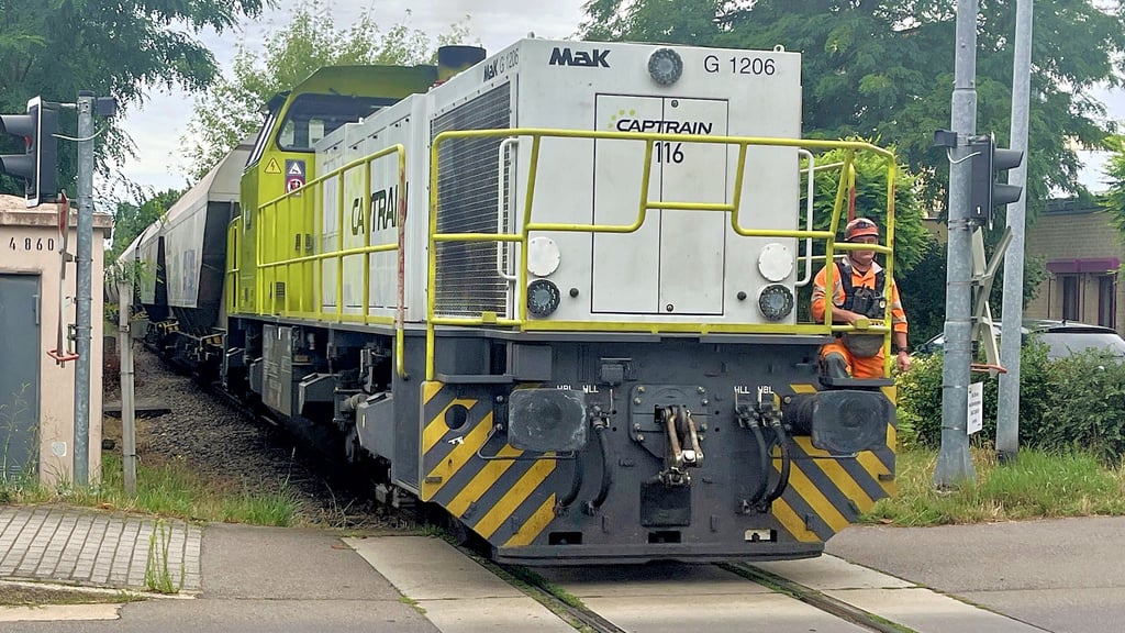 Mit schweren Güterzügen ist die RBB täglich im Chemiepark und der Region unterwegs.