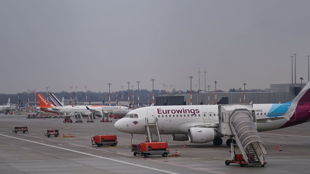 Am Airport Hamburg kann es wegen eines Kerosin-Lieferengpasses zu Verspätungen und Flugausfällen kommen. (Archivbild)