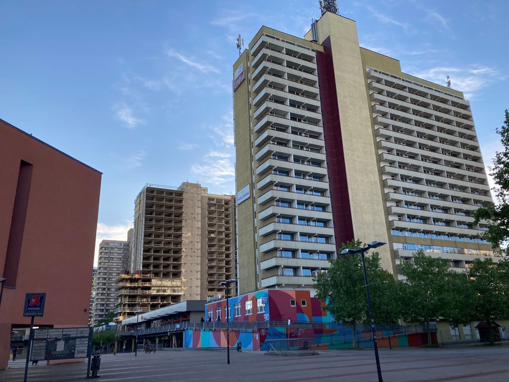 Im Hauhaus Scheibe D in Halle sitzen unter anderem Teile des Jobcenters. 