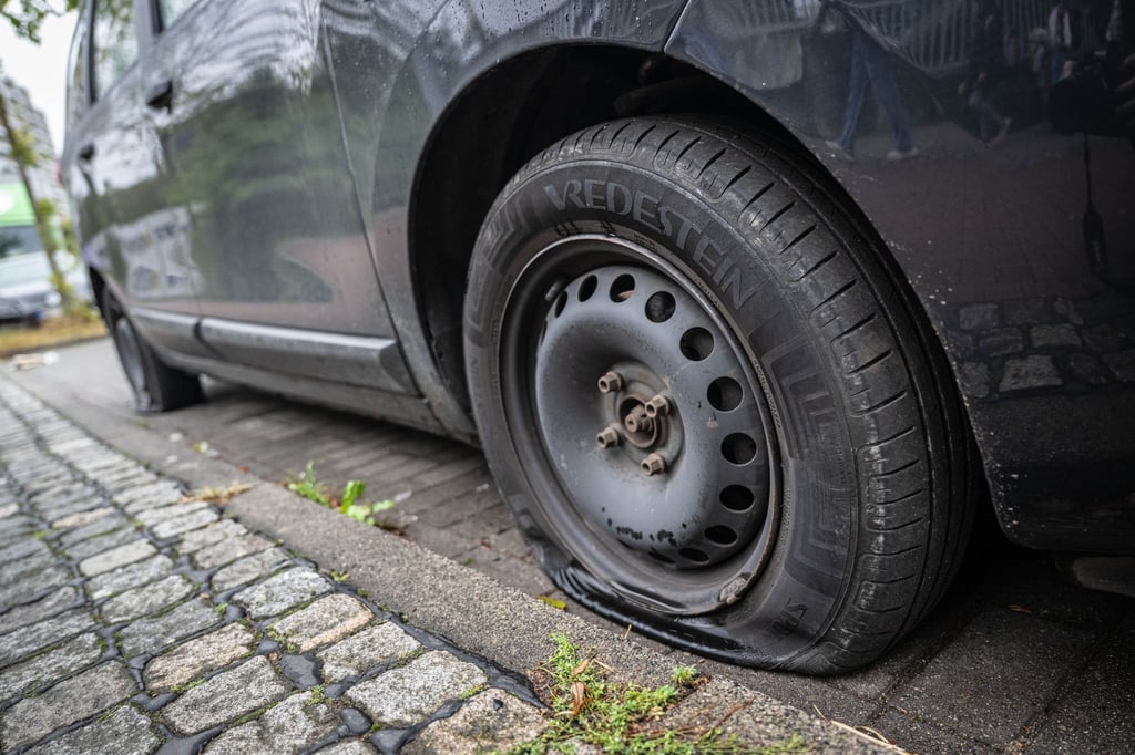 Unbekannte haben in den vergangenen Nächten Reifen an mehr als 260 Autos zerstochen.