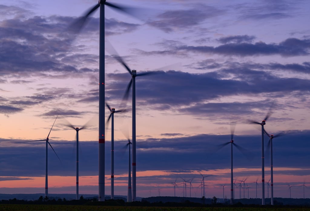 Der Ausbau der erneuerbaren Energien mit dem Bau von Windkraftanlagen löst auch Proteste aus. (Symbolbild)
