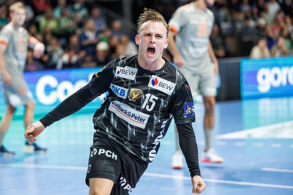 Spielmacher Tobias Gröndahl bejubelt den Heimsieg gegen Aalborg.