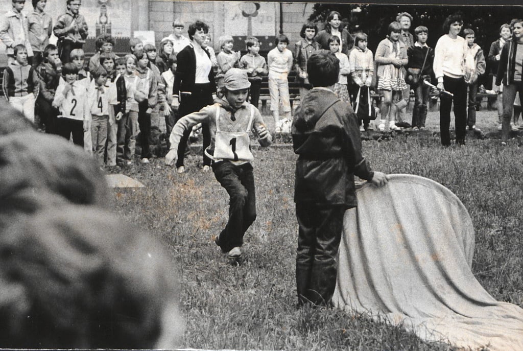 Dresden, 1. Juni 1985: Pioniere feiern im Pionierpalast den Internationalen Kindertag mit Sportspielen und einer großen Stafette. Unter dem Motto "Dresden grüßt Moskau" stand das Palastfestival im Zeichen der XII. Weltfestspiele.