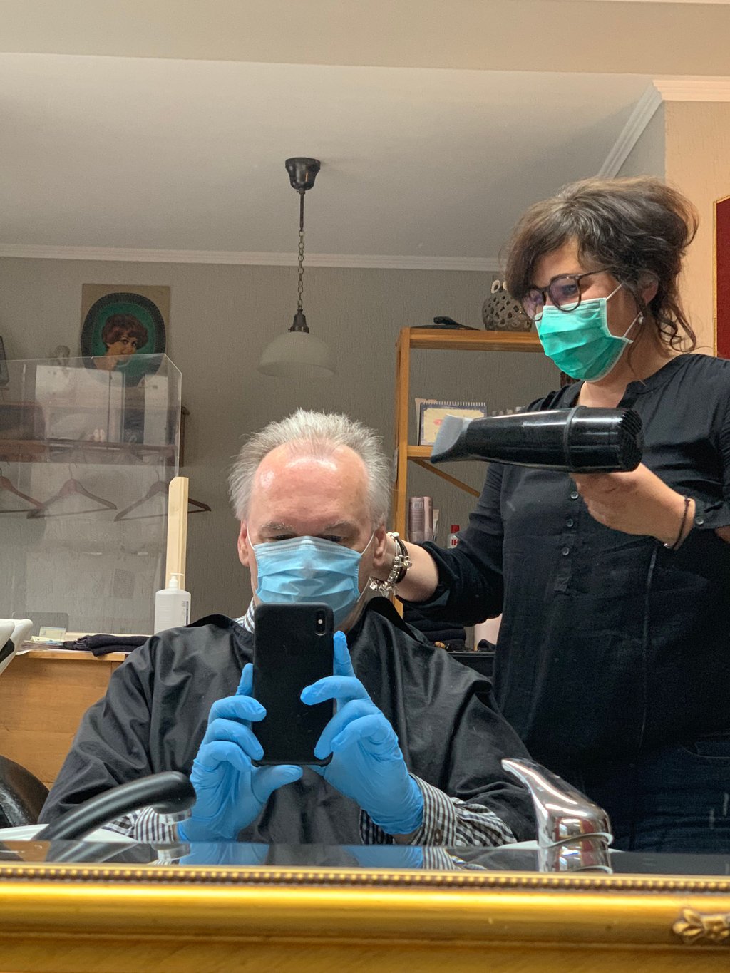 Nachdem Friseure 2020 wieder öffnen durften, ging Ministerpräsident Reiner Haseloff (CDU) öffentlichkeitswirksam zum Friseur. Jetzt müssen die Geschäfte Bilanzen von 2020 offenlegen, wenn sie Hilfe erhielten