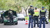 Beamte stehen während einer Polizeikontrolle auf Drogen im Straßenverkehr auf dem Tempelhofer Damm.