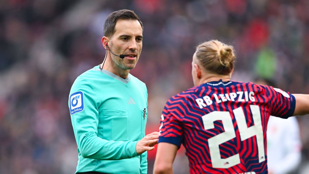 RB-Spieler Xaver Schlager diskutiert mit Schiedsrichter Benjamin Brand.