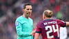 RB-Spieler Xaver Schlager diskutiert mit Schiedsrichter Benjamin Brand.