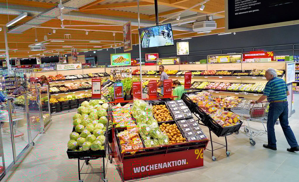 Farbenfrohe Frische: die Obst- und Gemüseabteilung im Eingangsbereich des Penny-Neubaus in Nebra.