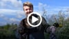 Danny Meißner hält in einer Hand seinen Hund Mika vom Rehsprung und in der anderen die begehrte Ente.