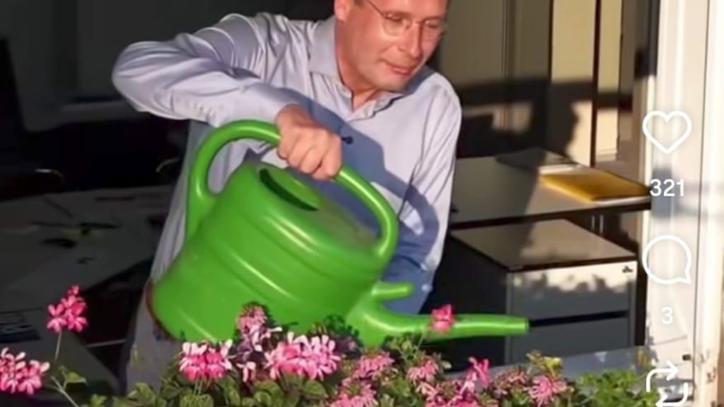 Halles Oberbürgermeister Alexander Vogt (parteilos) zeigt auf seinem Instagram-Profil, wie er die Geranien vor seinem Bürofenster gießt.