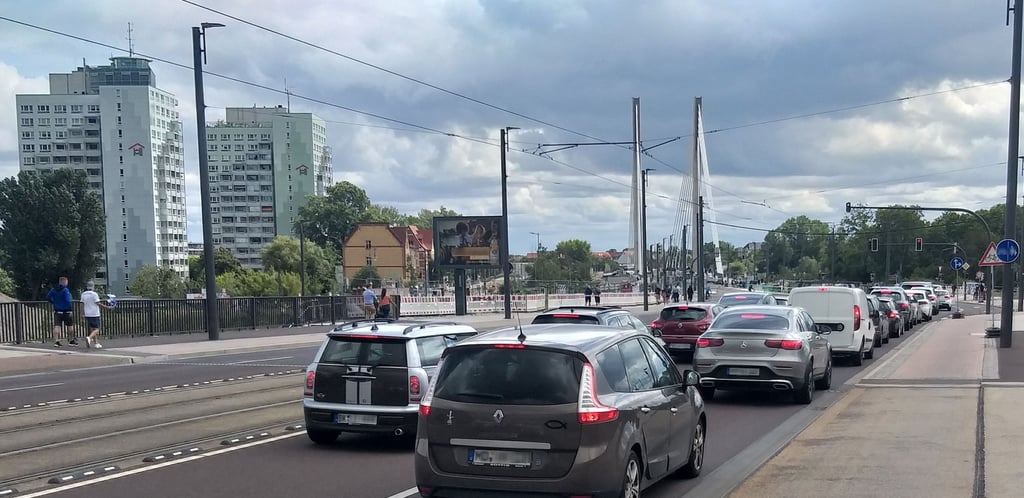 Auf den Elbbrücken in Magdeburg, hier die Strombrücke, staut sich bei Spielen des 1. FCM der Verkehr regelmäßig zurück.