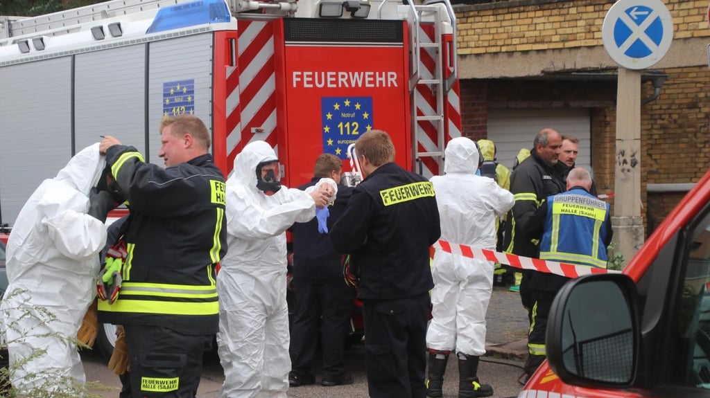 Nur mit Schutzanzügen können die Einsatzkräfte die Rechtsmedizin betreten.