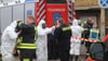Nur mit Schutzanzügen können die Einsatzkräfte die Rechtsmedizin betreten.