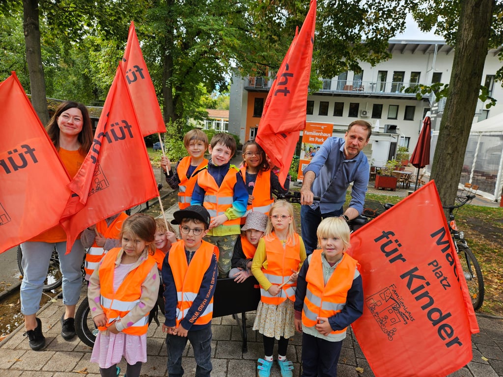 Kinder die Kita am Nordpark, Tina Kotschote (l.) und Norman Dreimann (r.) freuen sich auf das Fahrrad-Familienfest im Familienhaus Magdeburg am 21. September 2025.