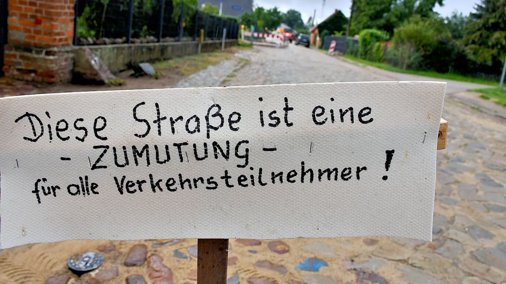 Unter anderem mit einem Schild wurde auf den Zustand der Mühlenstraße in Arendsee hingewiesen.