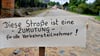 Unter anderem mit einem Schild wurde auf den Zustand der Mühlenstraße in Arendsee hingewiesen. 