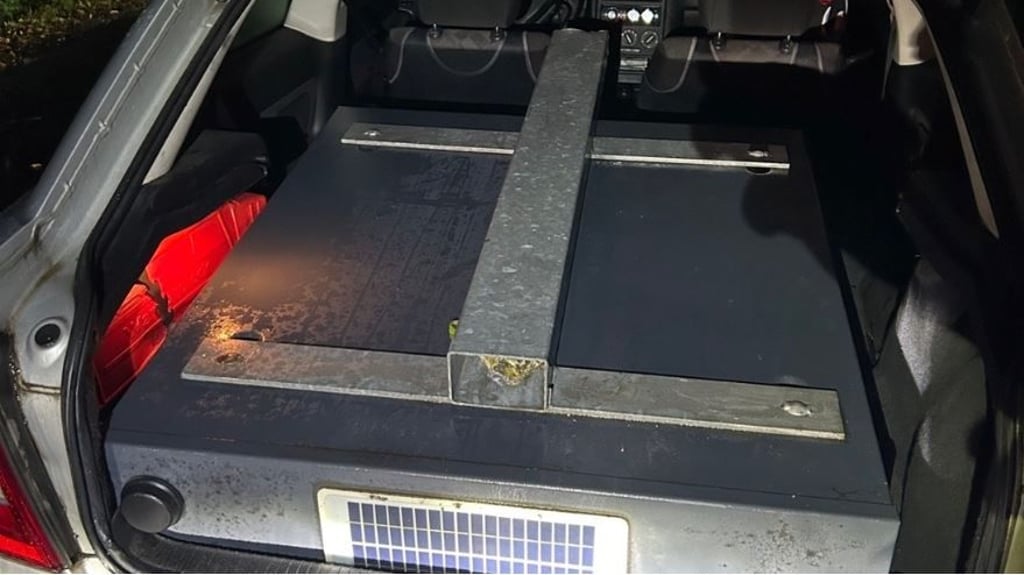 Bei einer Verkehrskontrolle fand die Polizei in Sachsen einen zuvor gestohlenen Zigarettenautomaten im Kofferraum eines Opel Astra.