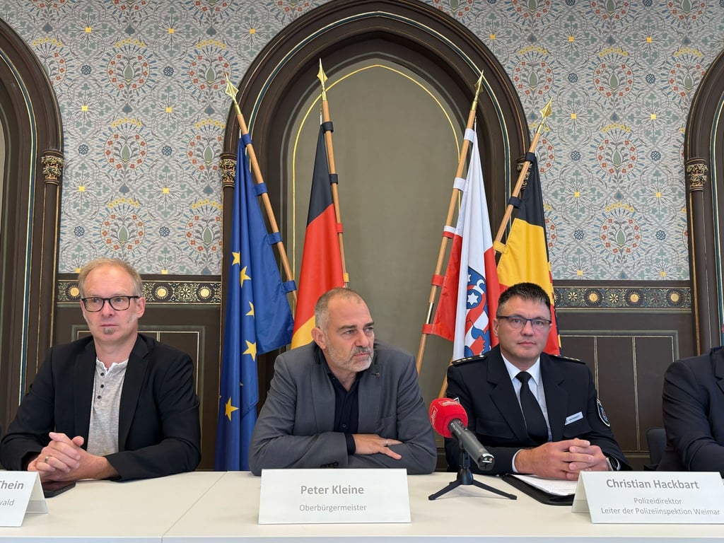 Weimars Oberbürgermeister Peter Kleine (parteilos, Mitte) hofft auf mehr Ruhe in der Stadt.