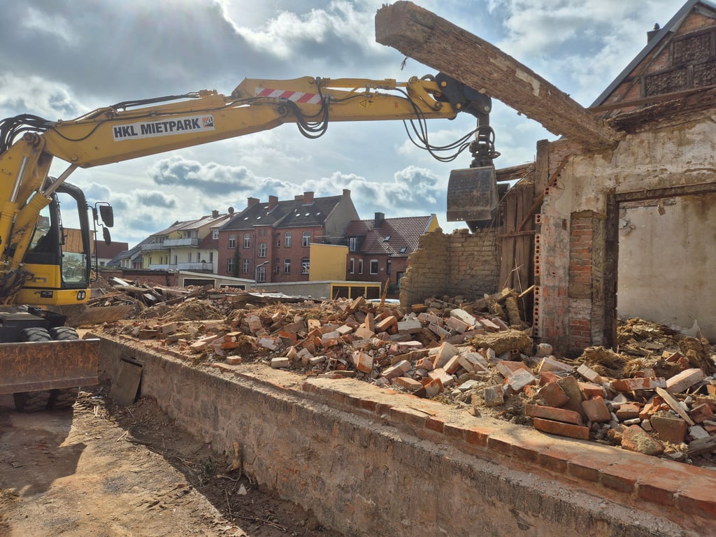 Am Breiten Weg wird ein altes Wohnhaus abgerissen.