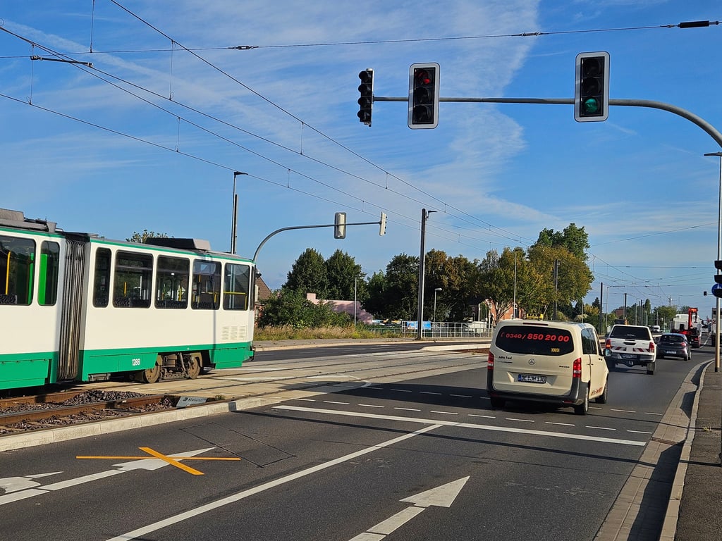 Abgeklebte Markierung auf dem Magdeburger August-Bebel-Damm: Auf der linken Spur ist der Geradeauspfeil mit einem gelben Kreuz durchgestrichen.