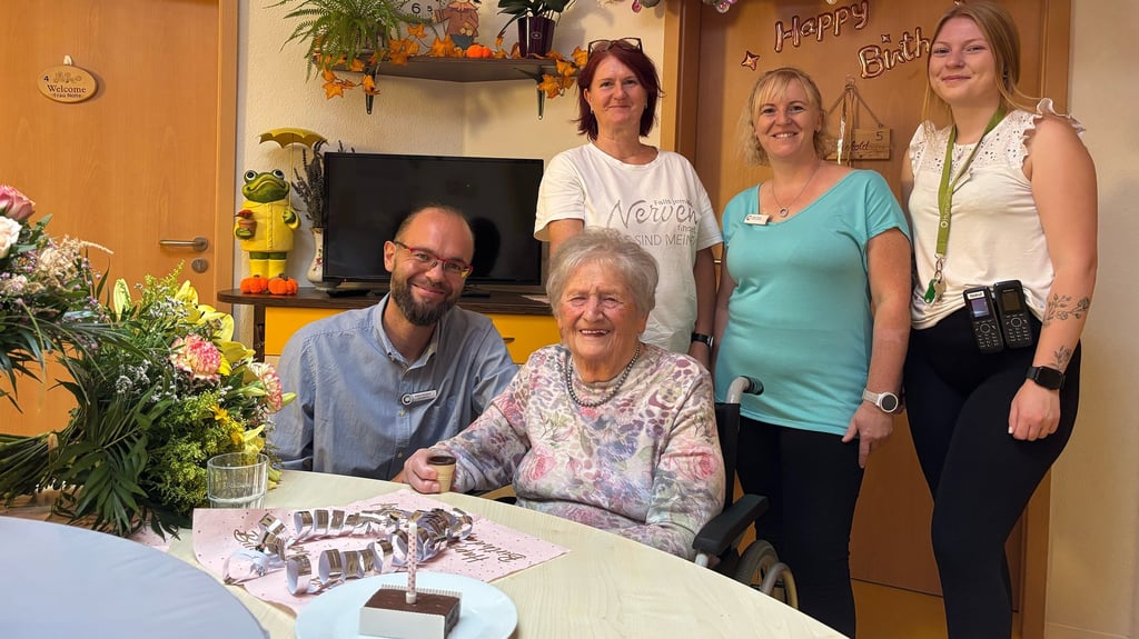 Erika Weinhold (2.v.l.) hat sich über die Gratulationen von (v.l.) Humanas-Geschäftsführer Fabian Biastoch und den Wohnparkmitarbeiterinnen Manuela Ebeling, Katrin Thomas und Lena-Michelle Hochbaum zu ihrem 103. Geburtstag gefreut.