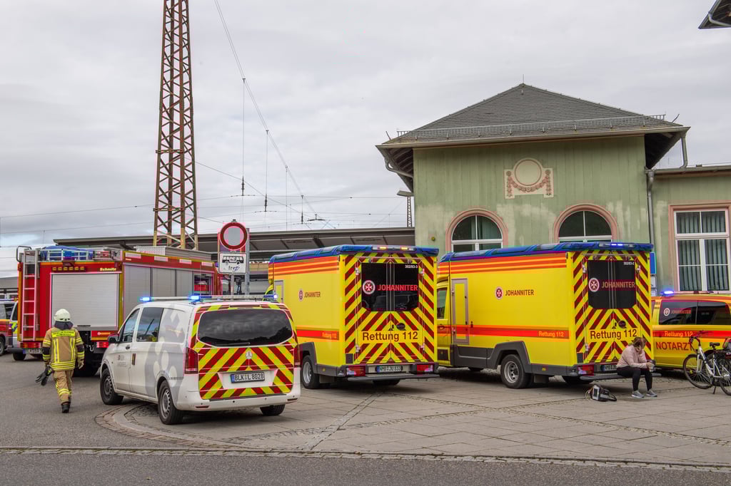 Ein Großaufgebot an Rettungskräften steht nach dem tragischen Unglück derzeit am Naumburger Hauptbahnhof.