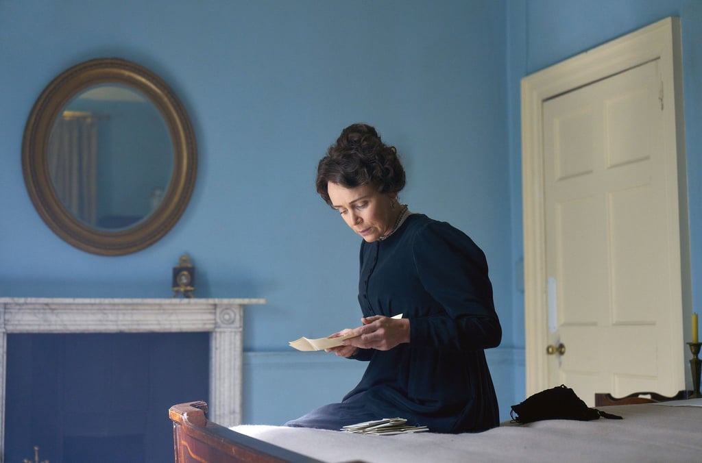 Cassandra Austen (Keeley Hawes) möchte die alten Briefe ihrer Schwester Jane vernichten.