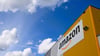 Blick auf das Dortmunder Amazon-Logistikzentrum, in dem große Mengen an Produkten lagern.