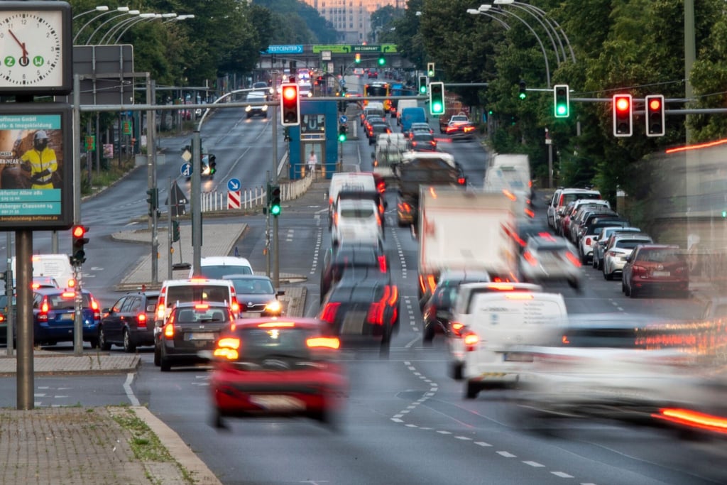 Volle Straßen, Stop-and-Go: Manchmal werden Ampeln auch rot, wenn man bereits die Haltelinie überquert hat.