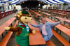 Noch sitzen Maskottchen Wiesi und der Eisleber Bürgermeister Carsten Staub allein im Festzelt. Aber das wird sich Freitag  schnell ändern. Der Festumzug startet 14 Uhr vom Eisleber Marktplatz und 15 Uhr wird das Bierfass angestochen.