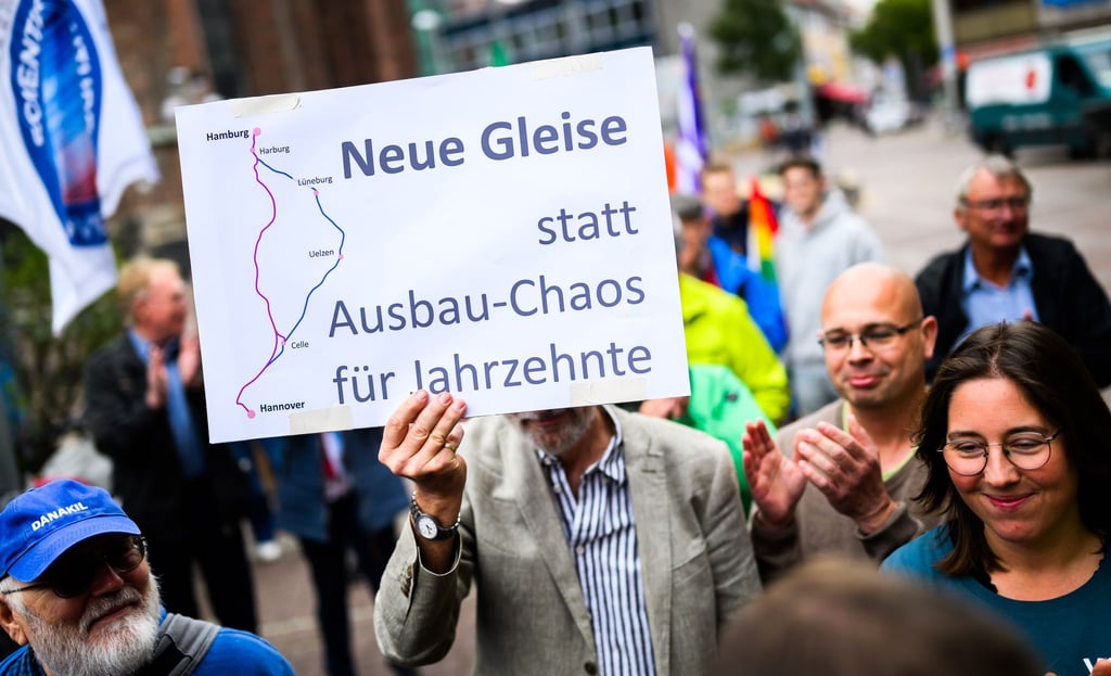 Menschen demonstrieren für den Neubau der Bahnstrecke Hamburg-Hannover.