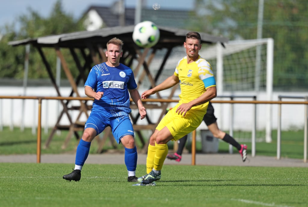 Arne Gerstner (l.) markierte die Fortunen-Führung in Bitterfeld.