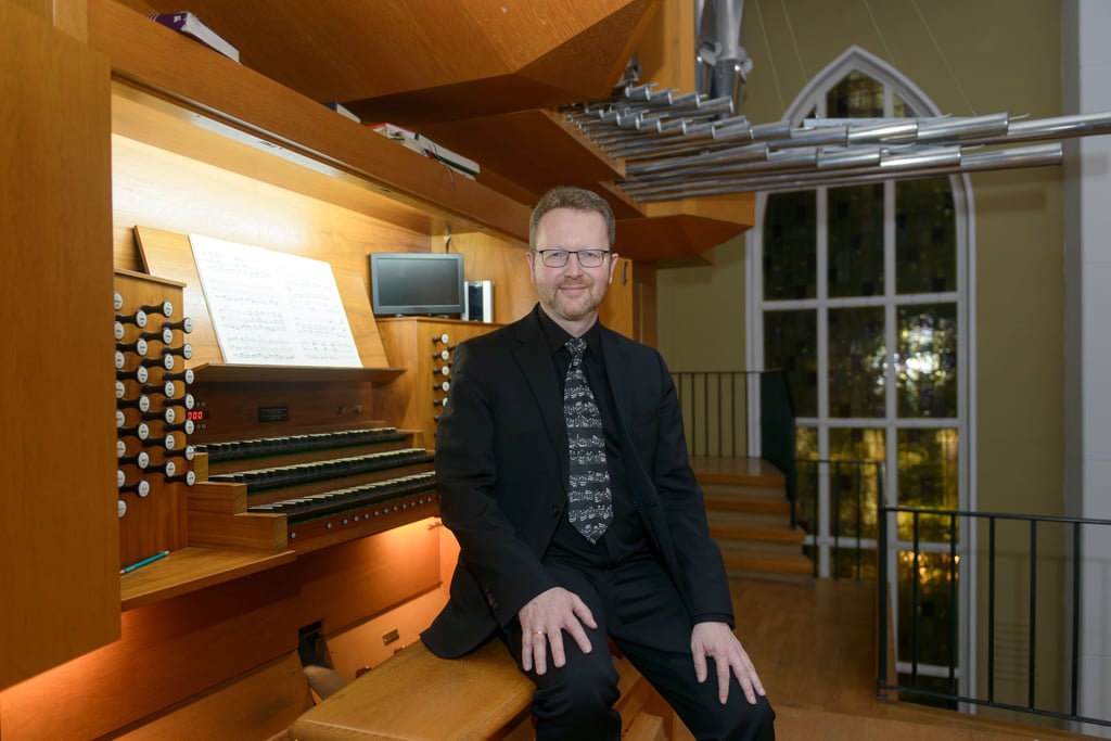 Organist David Schollmeyer - hier an der Orgel in Bremerhaven - spielt die Hits von Herbert Grönemeyer und Udo Lindenberg auf der neuen Kutter-Orgel in der Pauluskirche.