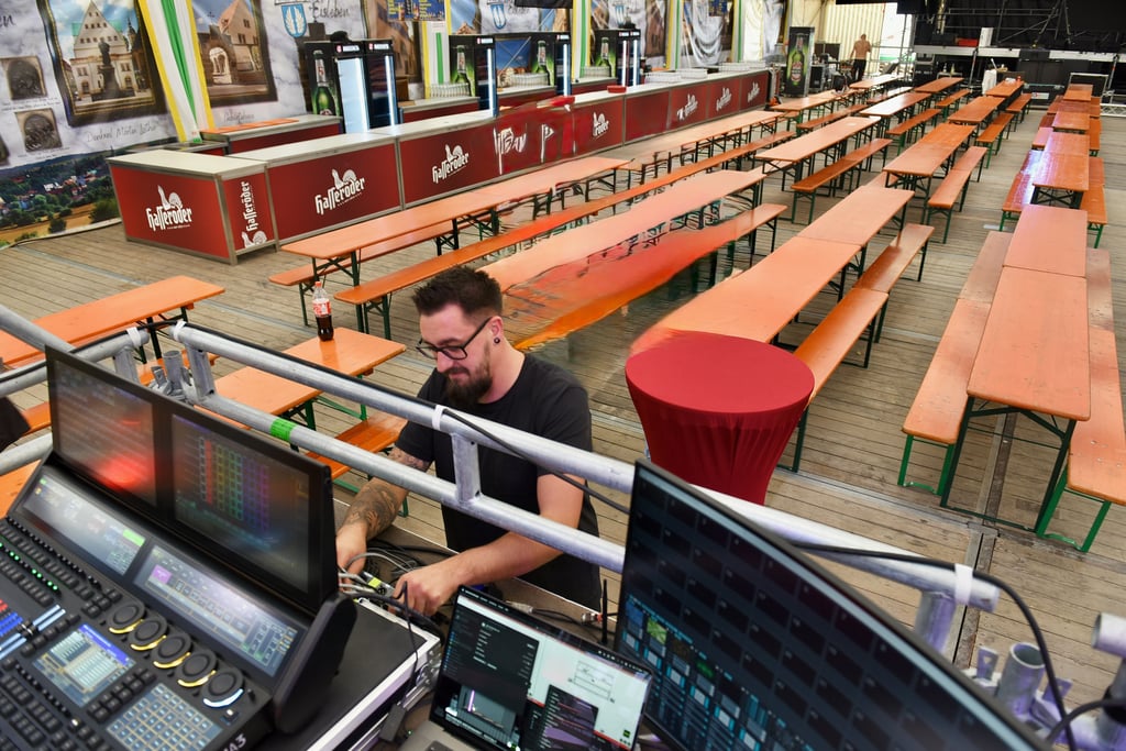 Techniker Thomas Schulz richtet alles ein, damit die Programme gut über die Bühne gehen.