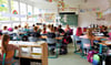 Kinder sitzen in einem Raum der Ratke-Grundschule in der Hugo-Junkers-Straße. Wie lange sie noch im Altbau unterrichtet werden, ist unklar. 