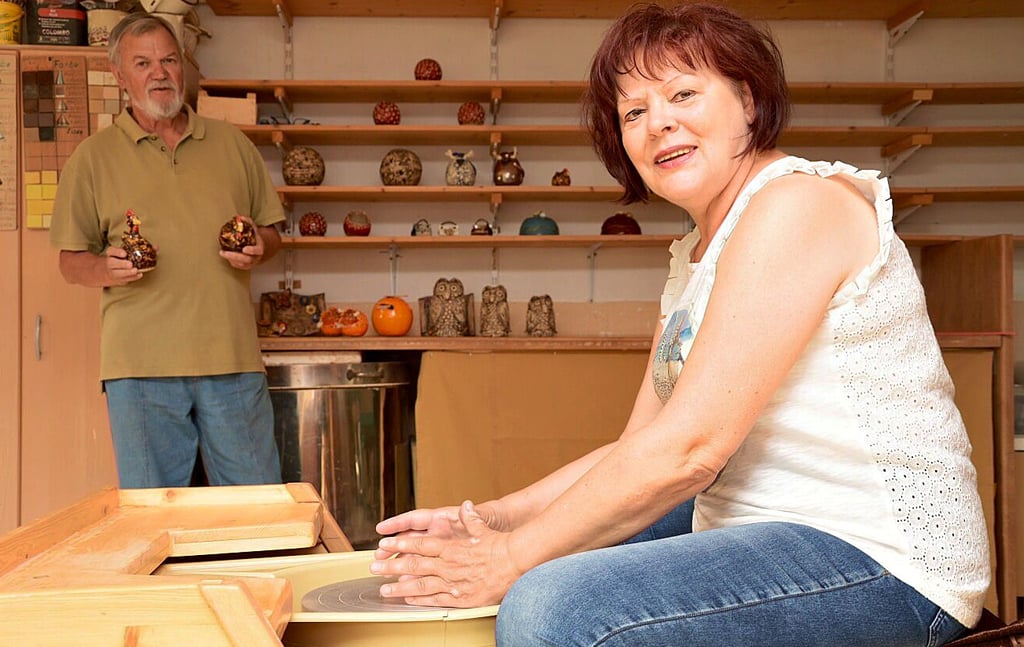 Das Ehepaar Hajo und Renate Beck aus Schönebeck in der Töpferwerkstatt. Am Sonnabend laden sie zu einem Tag der offenen Tür ein.
