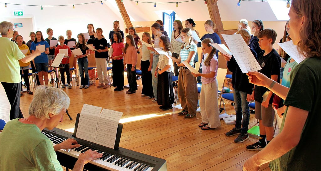 Die Singakademie Potsdam fand auf dem Jugendbauernhof in Deetz ideale Bedingungen für sein CHorlager mit 43 Kindern und Jugendlichen vor.
