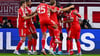 Eine Münchner Jubeltraube um Harry Kane (M), ein gewohntes Bild zum Saisonstart.
