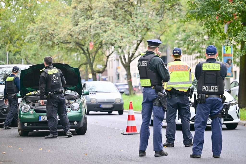 Beamte stehen während einer Polizeikontrolle auf Drogen im Straßenverkehr auf dem Tempelhofer Damm.