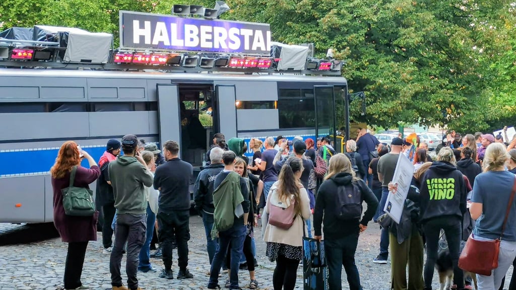 Der Demo-Bus Adenauer SRP+ hält in Halberstadt bei einer Demonstration gegen einen Bürgerdialog der AfD.