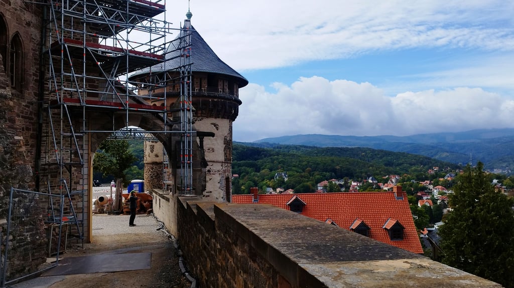 Das Wernigeröder Schloss ist derzeit eine Großbaustelle: Für 14 Millionen Euro wird das Wahrzeichen der Harzstadt generationsgerecht saniert. Im Zuge dessen wurde ein Fahrstuhl in den Hausmannsturm gebaut, der bald in Betrieb geht.