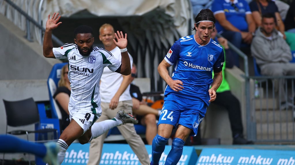 FCM-Verteidiger Jean Hugonet (re.) bekommt es am Samstag mit Moussa Sylla und Schalke 04 zu tun.