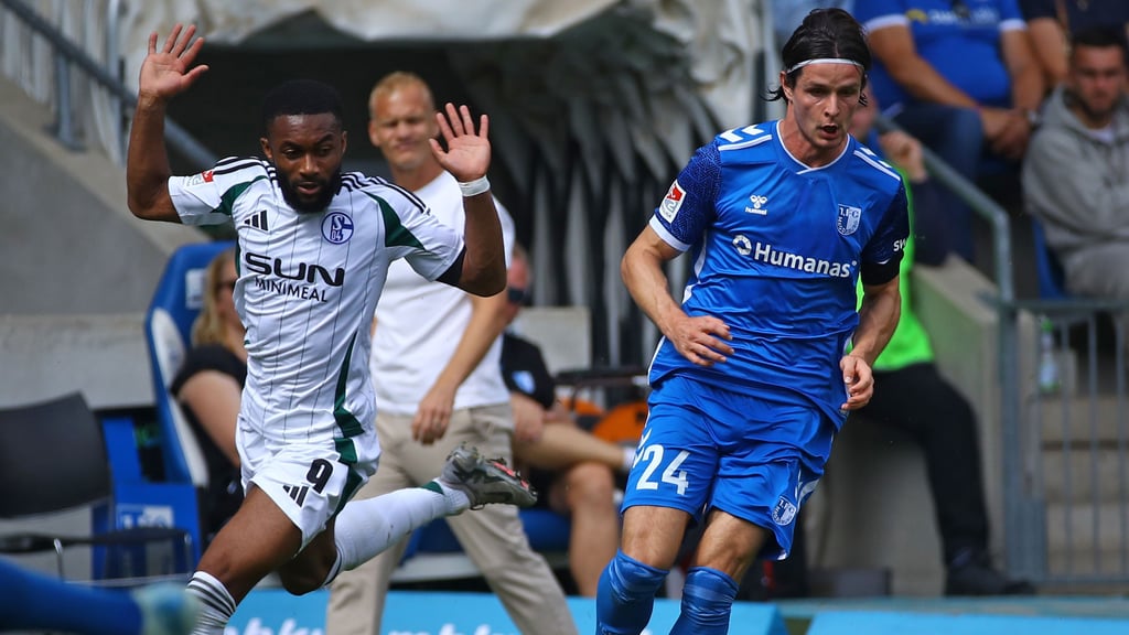 FCM-Verteidiger Jean Hugonet (re.) bekommt es am Samstag mit Moussa Sylla und Schalke 04 zu tun.