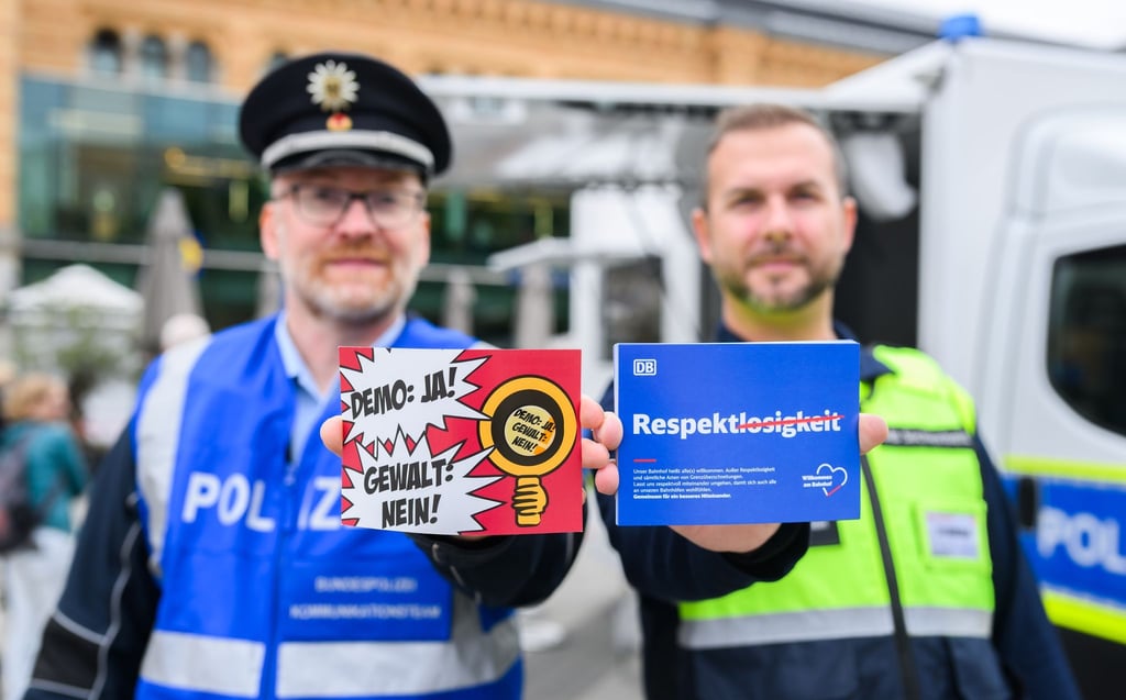 Mit Postkarten und Plakaten wirbt die Bahn an norddeutschen Bahnhöfen in den kommenden Wochen für einen respektvolleren Umgang.