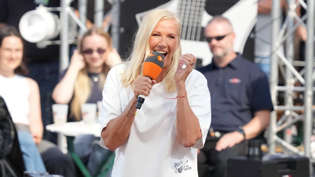 Moderatorin Andrea Kiewel begrüßt am Sonntag, dem 21. September, wieder zahlreiche Gäste im "ZDF-Fernsehgarten".