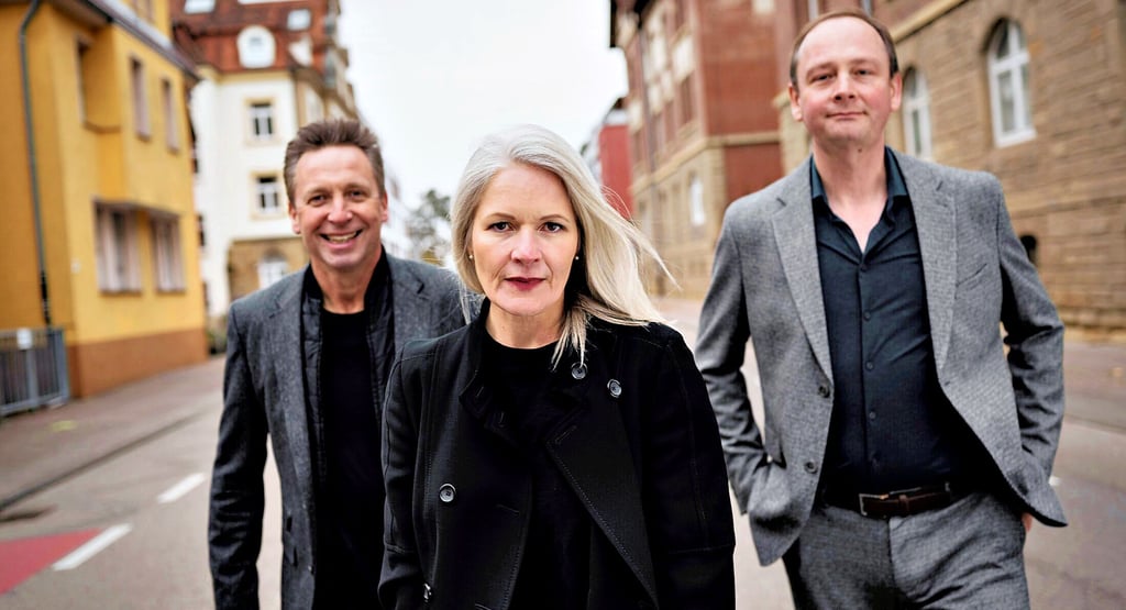 Stephan Bohrmann, Sarah Lipfert und Christoph Reuter (v.l.n.r.) schreiten zu ihrem ersten Konzert in Dessau.